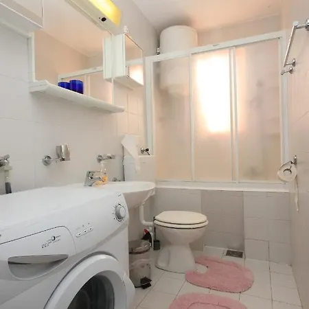 With A Parking Space Banjole, - 7242 普拉